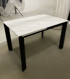 Стол CORNER 120 MATT WHITE MARBLE SOLID CERAMIC / BLACK, ®DISAUR в Кунгуре - kungur.mebel-74.com | фото